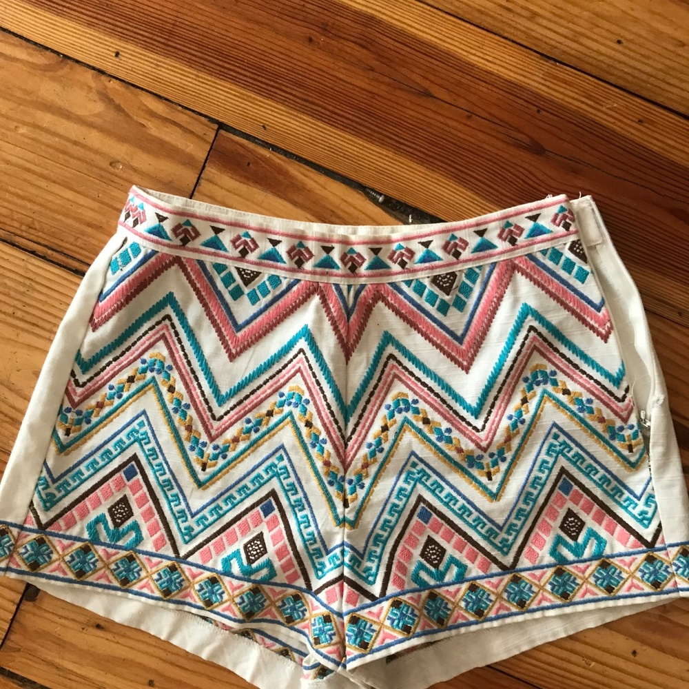 XS White high wasted colorful embroidered shorts